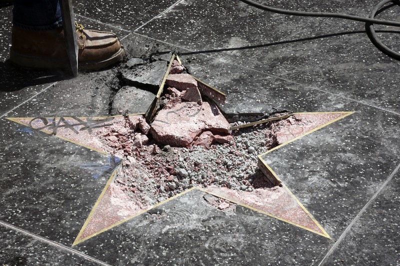 Вандал уничтожил киркой звезду Трампа на аллее славы Голливуда