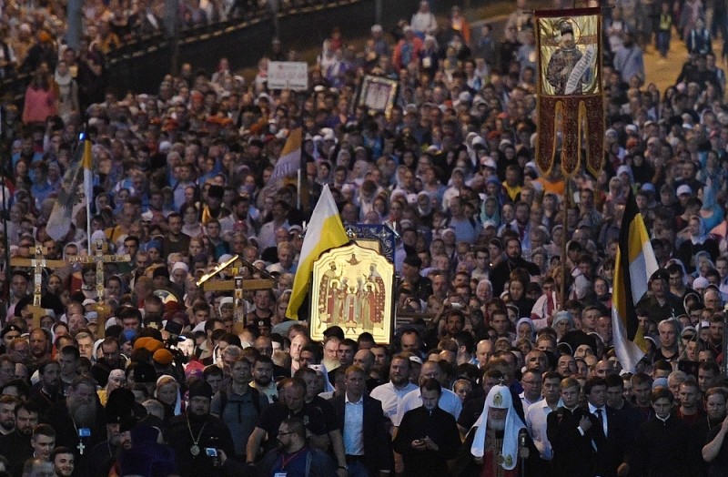 Около 100 тыс. человек прошли крестным ходом к Ганиной яме в память о царской семье