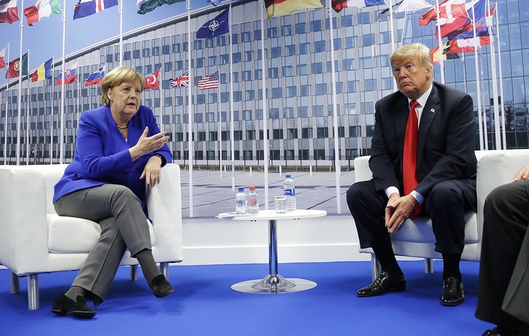Трамп заявил, что проводит "отличную встречу" с Меркель на полях саммита НАТО