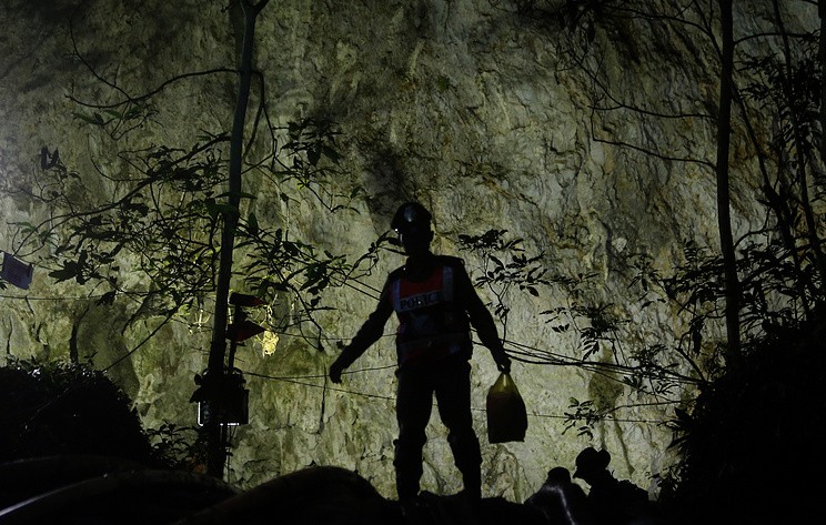 Эвакуация школьников из пещеры в Таиланде может занять несколько дней