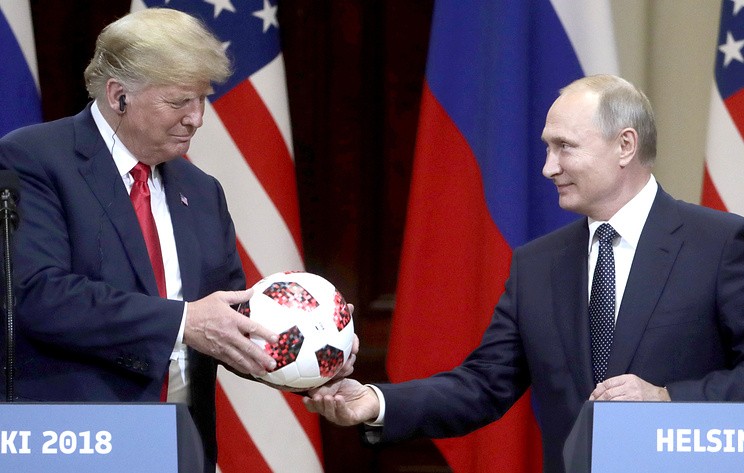 Bloomberg: в подаренном Путиным Трампу мяче обнаружили чип