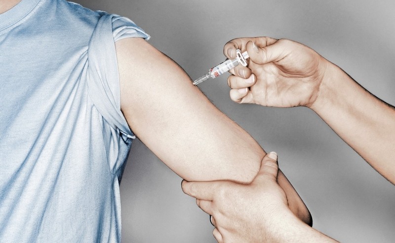 Я укола не боюсь: врач-невролог разоблачает мифы о прививках