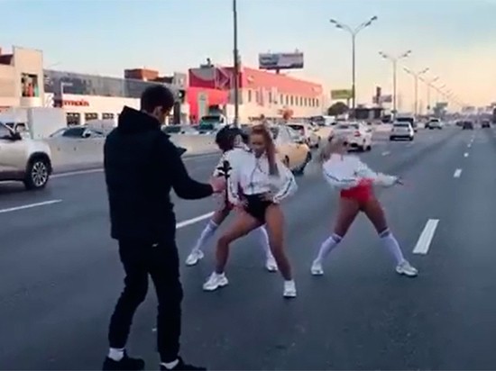 В Москве задерживают жену депутата, устроившую откровенные танцы на МКАД