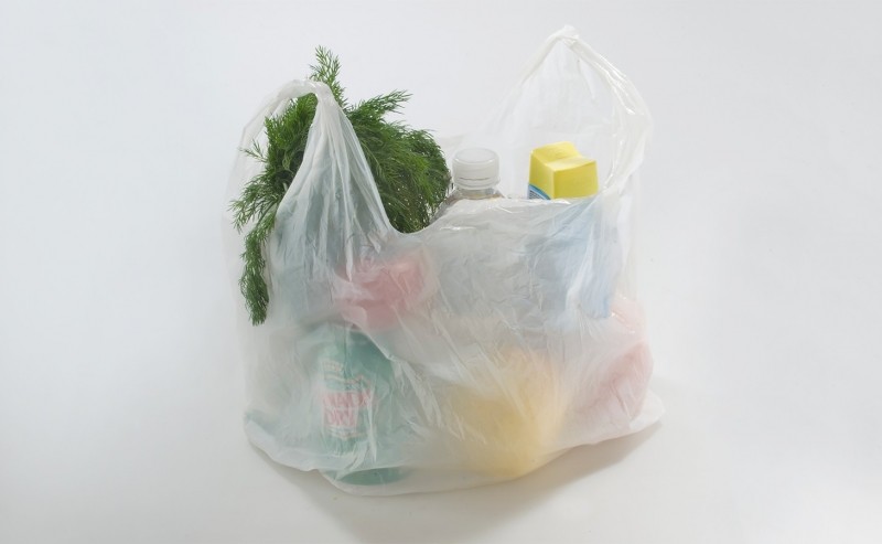 В российских супермаркетах перестали давать пластиковые пакеты. Что с этим не так?