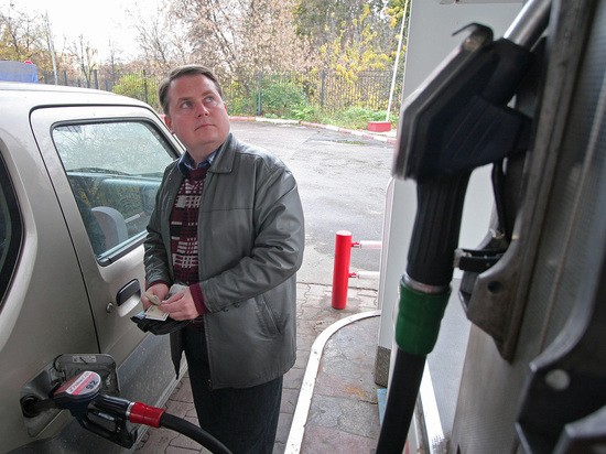 Стало известно о скрытом повышении цен на бензин через топливные карты