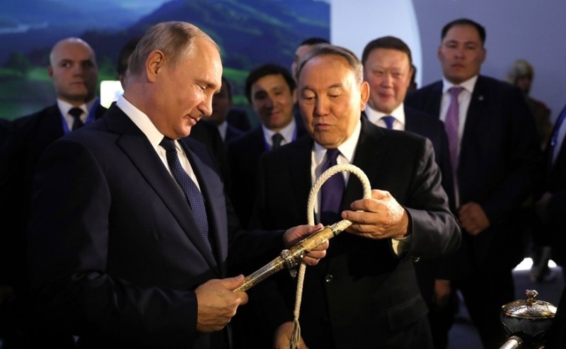 Визит Путина в Казахстан ознаменовался скандалом из-за фото Крымского моста