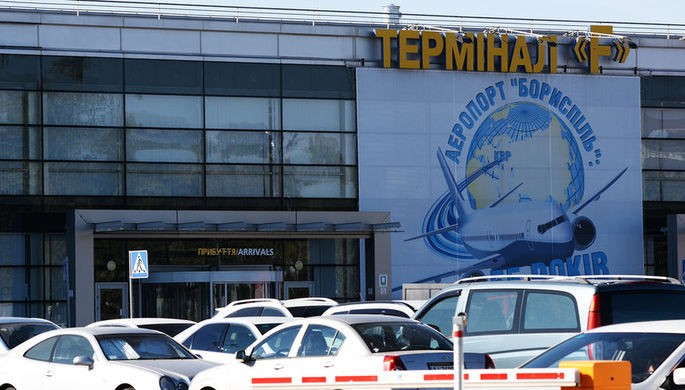 В аэропорту Киева самолет выкатился со взлетно-посадочной полосы