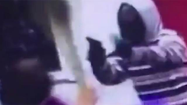 Видео: В Подмосковье кассир веником и совком отбивалась от вооруженного грабителя