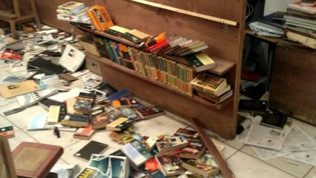 Фото: художник с топором разгромил книжный в Петербурге