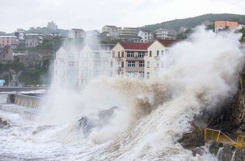 Свыше 400 тыс. человек эвакуировали на востоке Китая из-за тайфуна "Мария"
