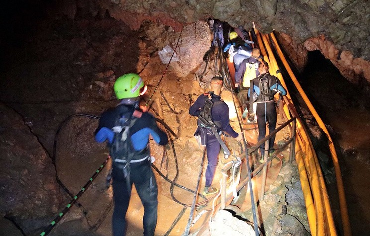 Спасатели приступили к эвакуации школьников из пещеры Кхао Луанг в Таиланде
