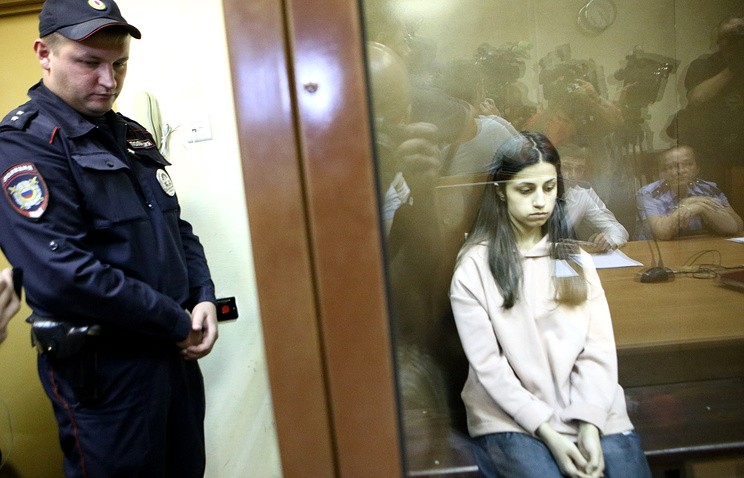 Суд в Москве продлил срок задержания трем сестрам, обвиняемым в убийстве отца