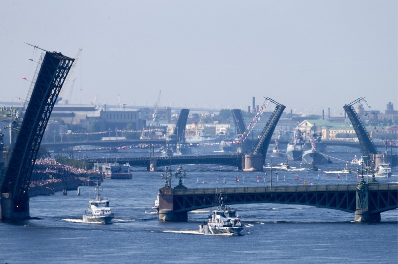 Россия второй раз в новейшей истории встретила День ВМФ большим парадом в Петербурге