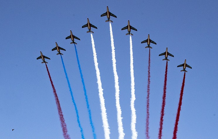 Французская пилотажная группа перепутала цвета флага республики на Национальном празднике