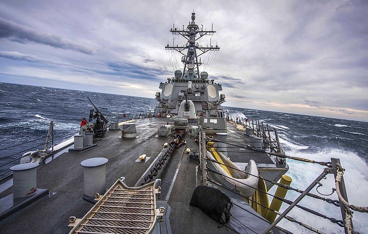 Американский ракетный эсминец Carney вошел в Черное море