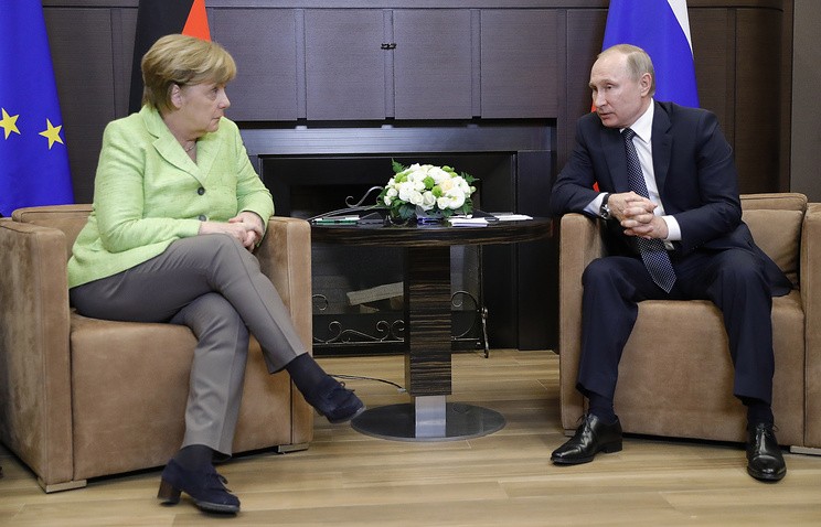 Эксперт: Путин и Меркель могут обсудить сотрудничество в обход санкций США
