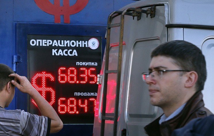 Бурная реакция: как санкции толкнули рубль вниз