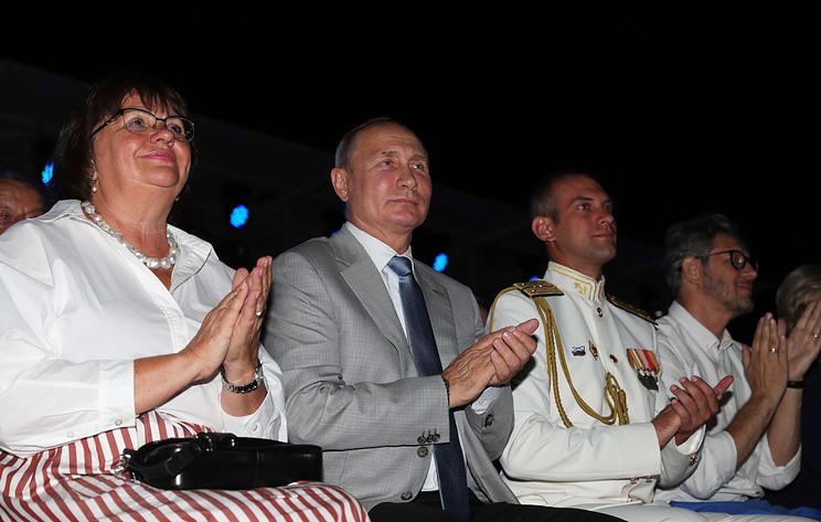 Путин посетил вечер-открытие фестиваля "Опера в Херсонесе"