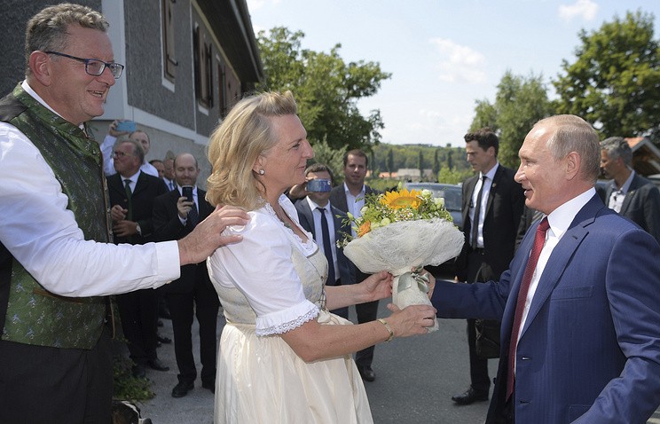 Глава МИД Австрии заявила, что удивилась, когда Путин принял ее приглашение на свадьбу