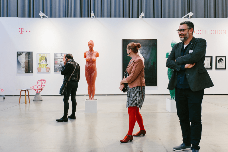 Как устроены ярмарки современного искусства в Европе и в России