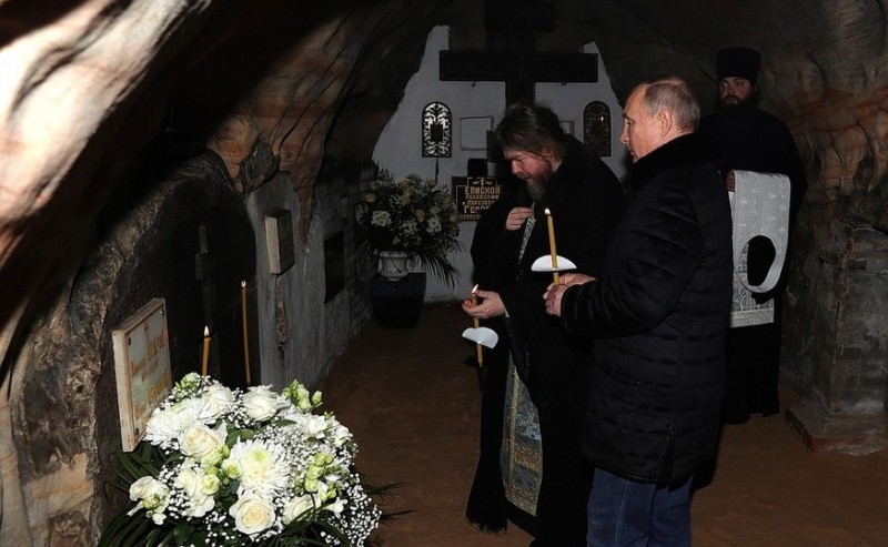 Путин неожиданно посетил Свято-Успенский Псково-Печерский монастырь