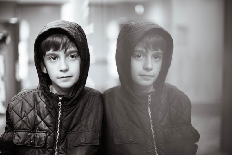 Особое детство: пронзительные фотографии мальчика с аутизмом, снятые его мамой