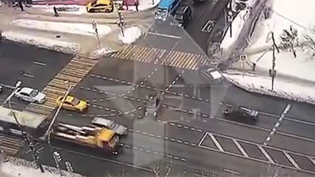 Видео: угонщик автомобиля каршеринга устроил ДТП и скрылся на севере Москвы