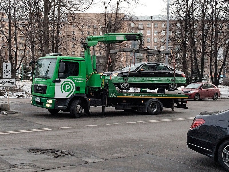  С 1 января в Москве подорожает стоимость эвакуации неправильно припаркованных машин