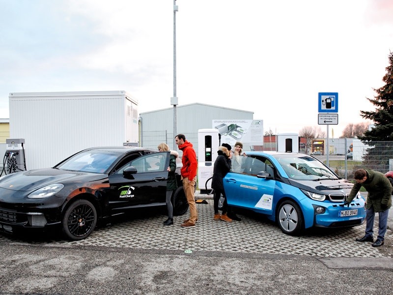  "Как тебе такое, Илон Маск": BMW и Porsche создали сверхбыструю зарядную станцию для электромобилей