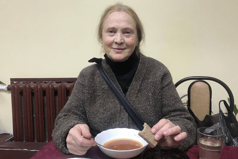 «Так шикарно не ел со смерти жены»: как работает кафе, где бесплатно кормят пенсионеров