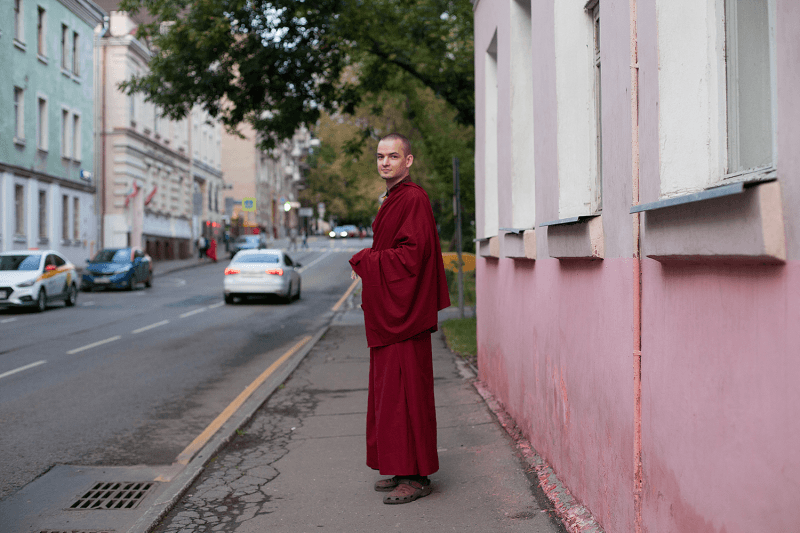 Жизнь буддийского монаха в Москве: строгие обеты, iPhone в подарок и нападения на улице