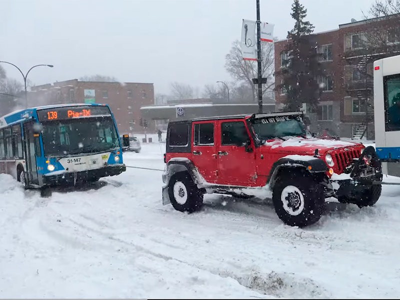  "Репка" по-канадски: в Монреале три внедорожника вытащили застрявший в снегу автобус (ВИДЕО)