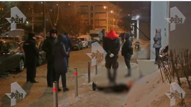 Страшные кадры с места убийства у детской площадки в Москве (18+)