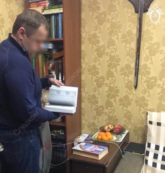 Кадры с места обыска у чеховских полицейских, подозреваемых в получении взятки