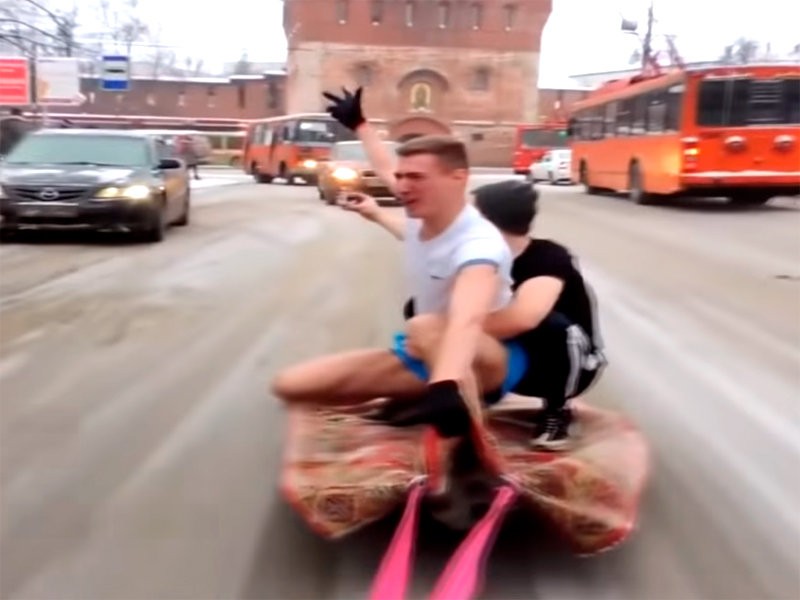  В Нижнем Новгороде оштрафовали водителя, прокатившего двух друзей на ковре (ВИДЕО)
