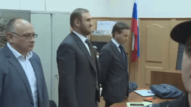 Защита Арашукова просила суд отпустить сенатора под залог в 10 млн евро