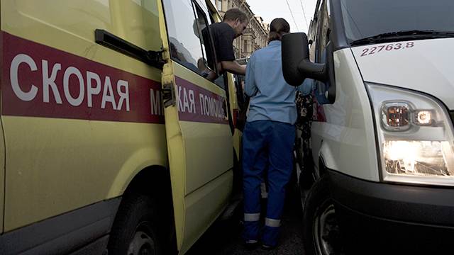 Житель Новгорода избил врача, санитара и водителя "скорой", оказавших ему помощь