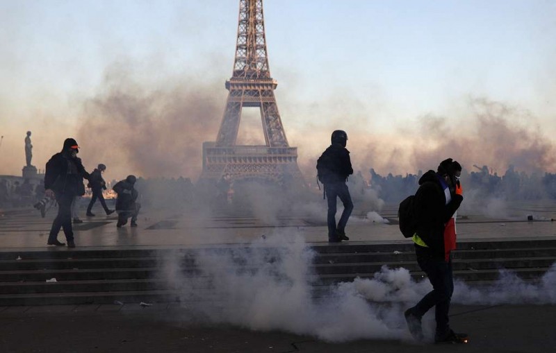 Беспорядки и "тетради жалоб". Во Франции прошла 15-я волна протестов "желтых жилетов"