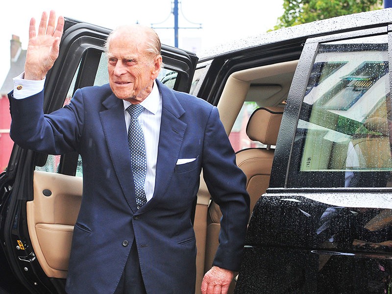  97-летний супруг Елизаветы II отказался от водительских прав