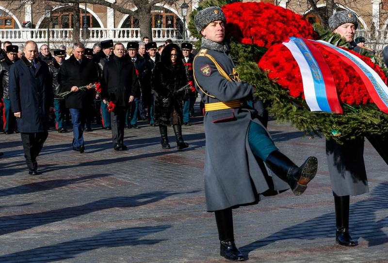 Путин возложил венок к Могиле Неизвестного Солдата
