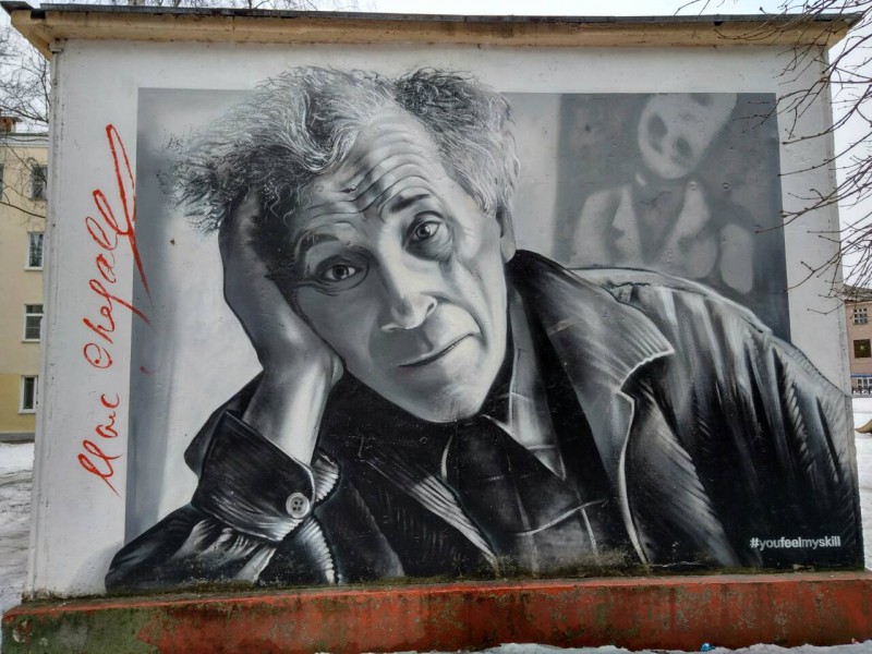«Работу не очень просто спасать». Граффитист реставрирует испорченный вандалами портрет Шагала