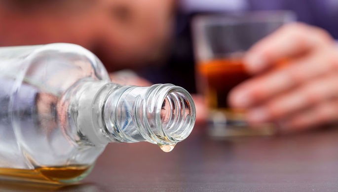 Число жертв некачественного алкоголя в Индии превысило 150 человек