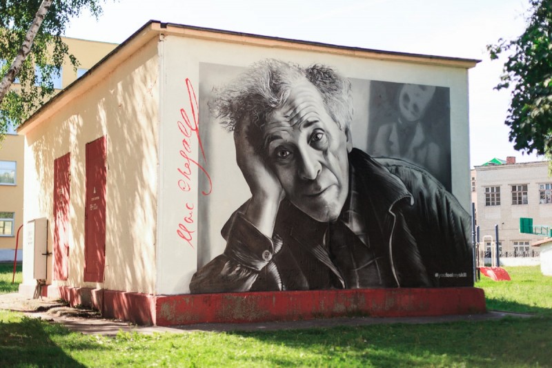 «Работу не очень просто спасать». Граффитист реставрирует испорченный вандалами портрет Шагала