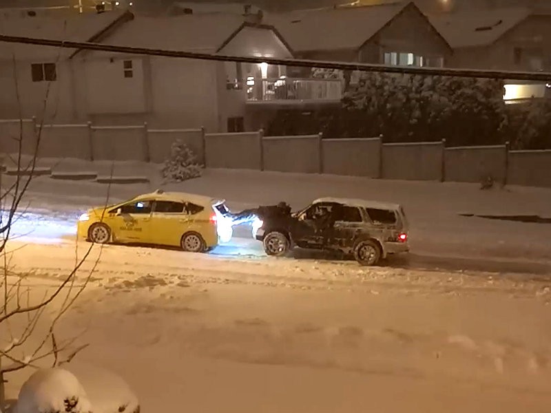  В Канаде придумали экстремальный способ выталкивать застрявшие в снегу машины (ВИДЕО)