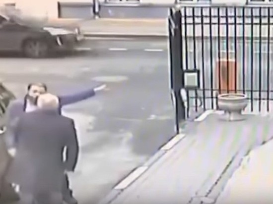 Появилось видео зверского избиения генерала в отставке в Москве