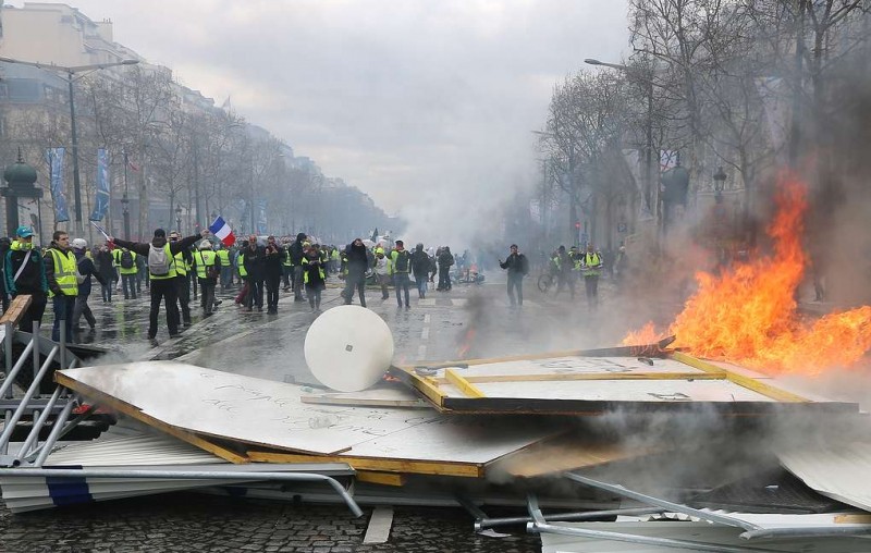 Полиция задержала свыше 90 участников акций "желтых жилетов" в Париже