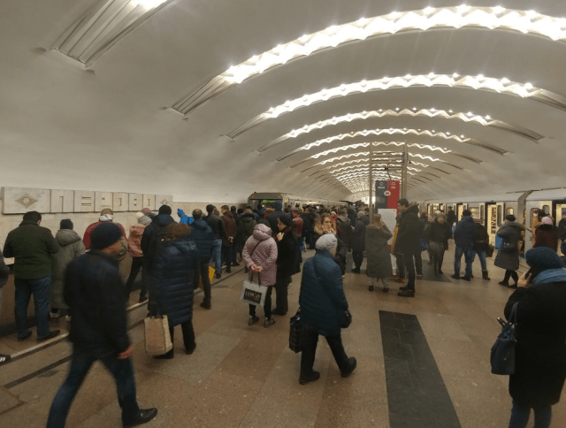 Фото с места гибели мужчины на станции метро "Перово"