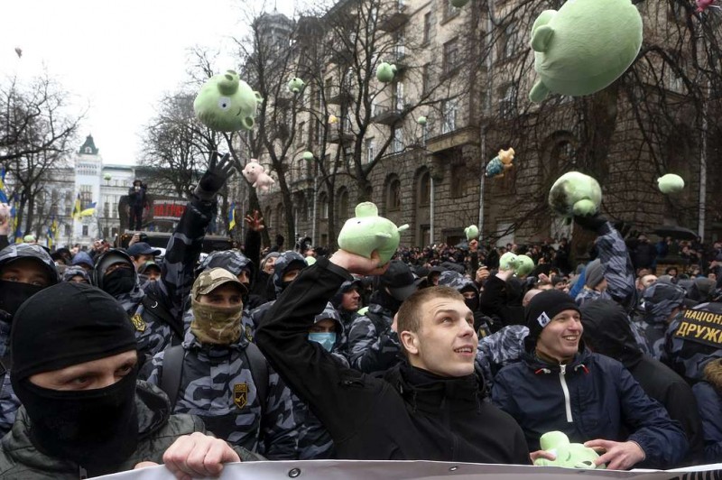 Националисты забросали центр Киева игрушечными свиньями, требуя искоренить коррупцию