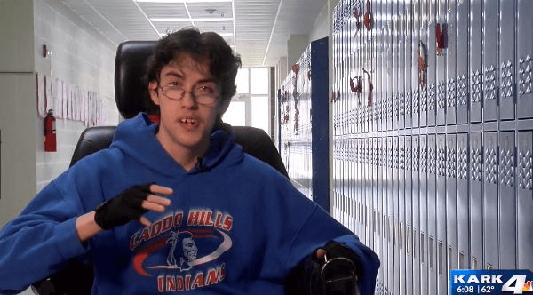 Американский школьник устроился на работу и три года копил деньги для друга-инвалида