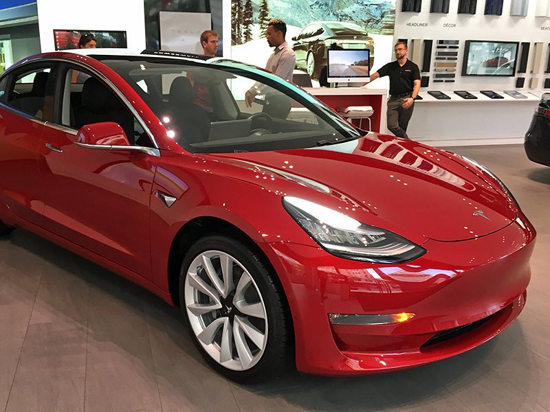  Tesla начала продавать самую дешевую версию Model 3 за обещанные Маском 35 тыс. долларов